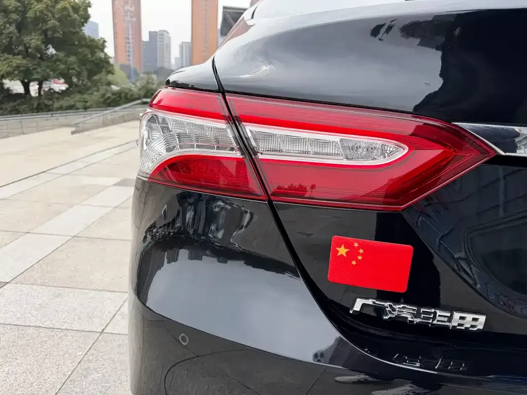 Toyota Camry — фото 2