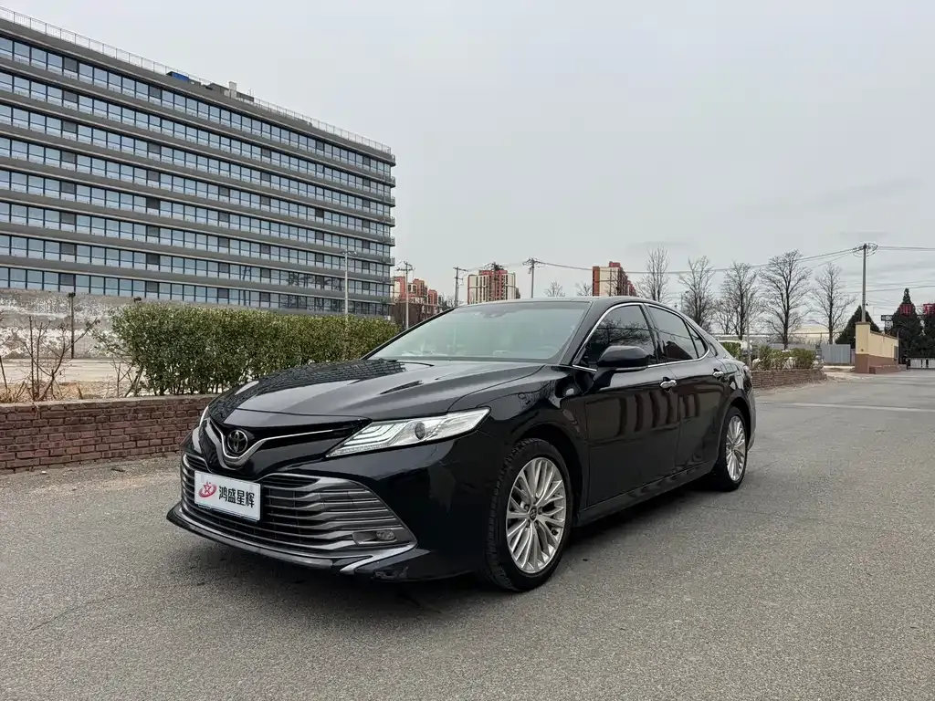 Toyota Camry — фото 1