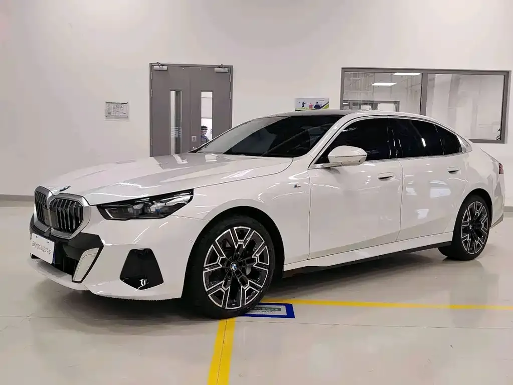 BMW 5 Series — фото 1