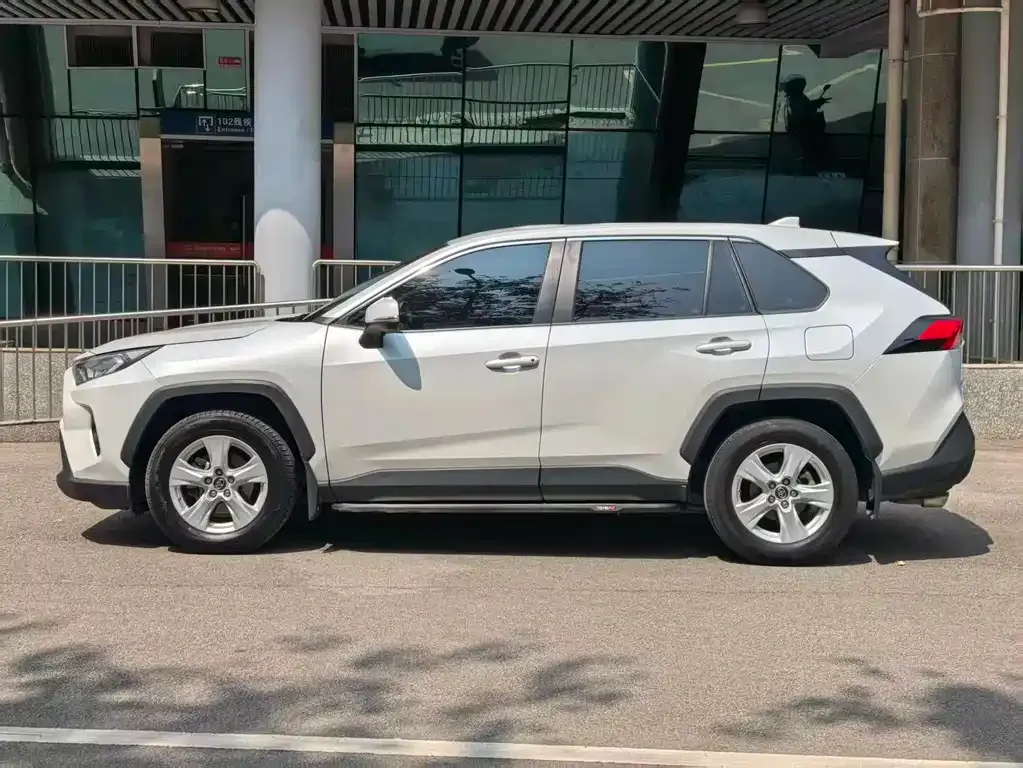 Toyota RAV4 2022 из CN, фото 2