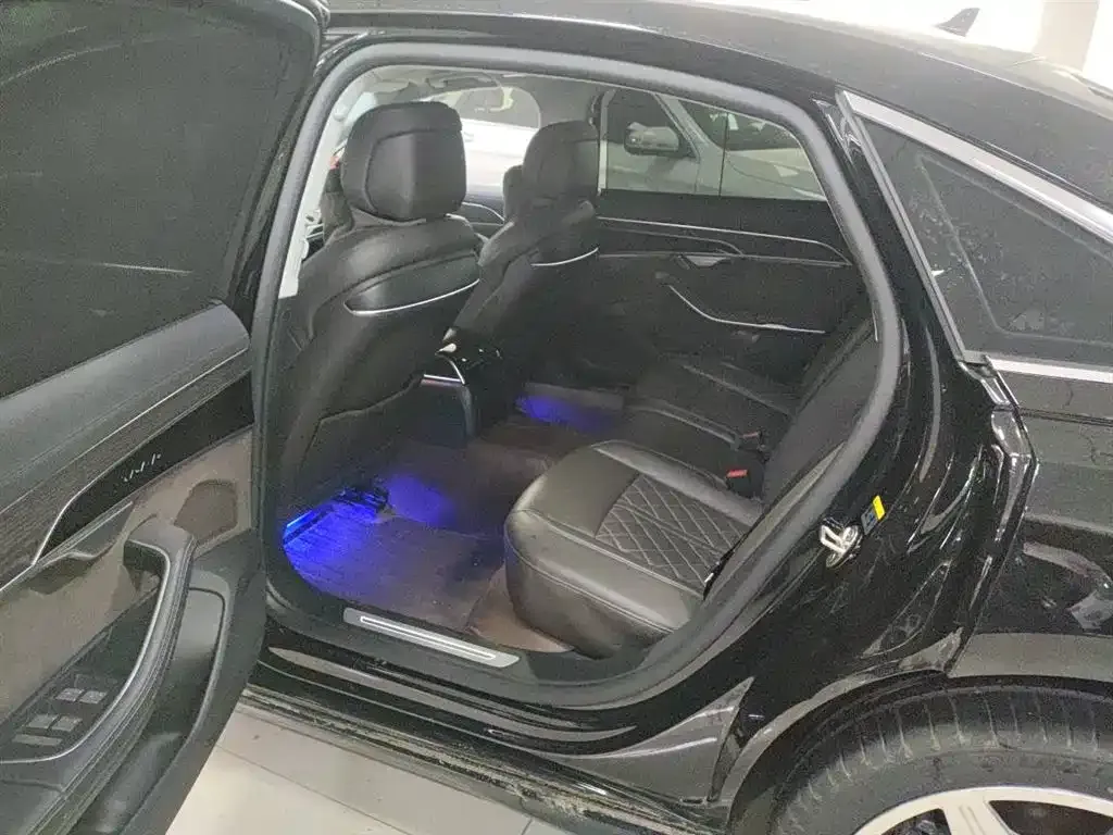 Audi A8 2023 из CN, фото 3