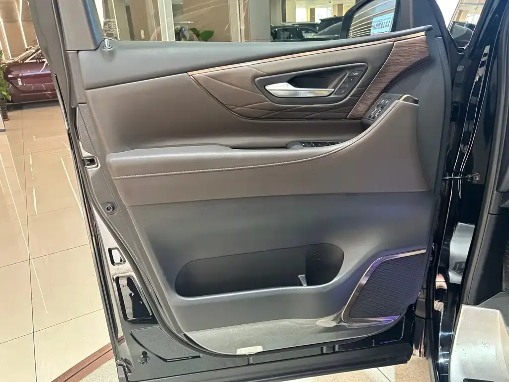 Toyota Vellfire — фото 5