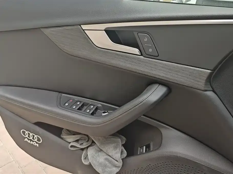 Audi A4L 2022 из CN, фото 4