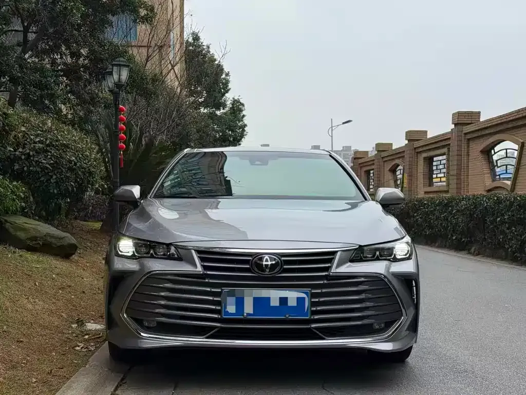 Toyota Avalon — фото 1