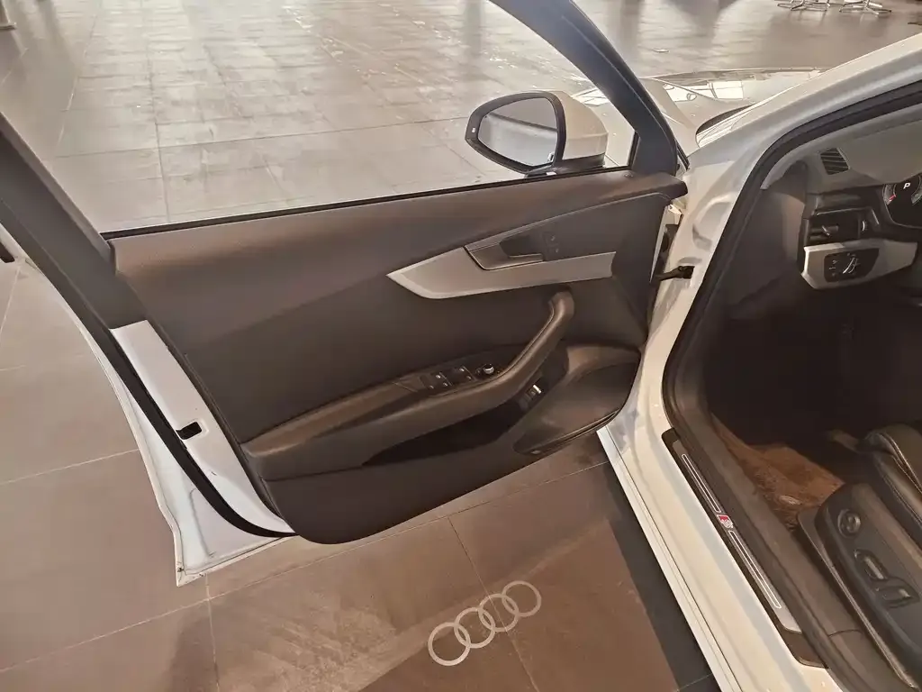 Audi A4L 2024 из CN, фото 2