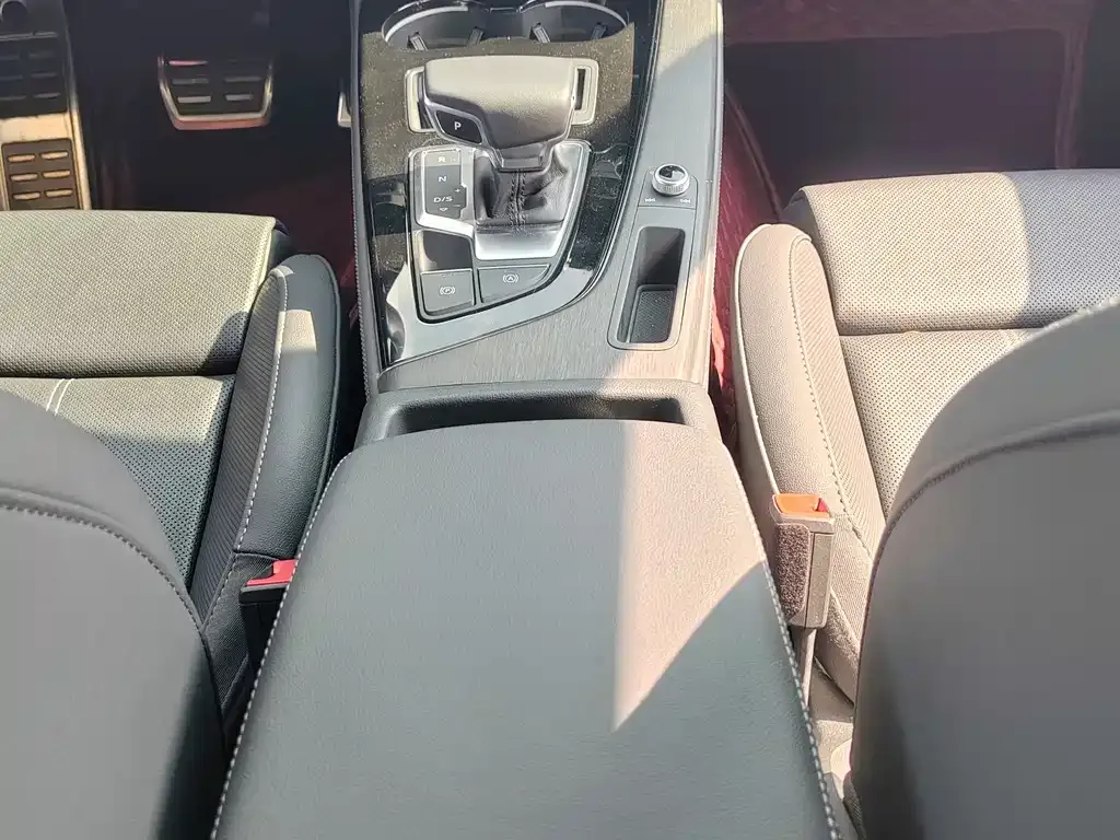 Audi A4L 2023 из CN, фото 10