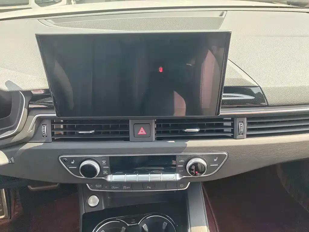 Audi A4L 2023 из CN, фото 4