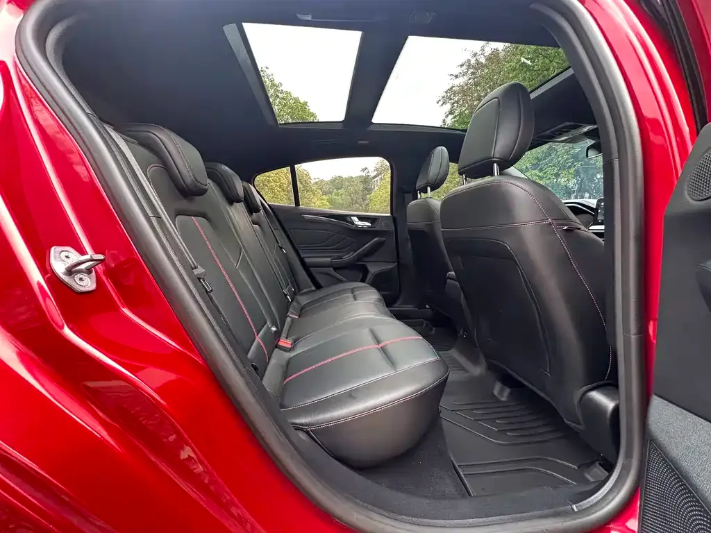 Ford Focus 2022 из CN, фото 6
