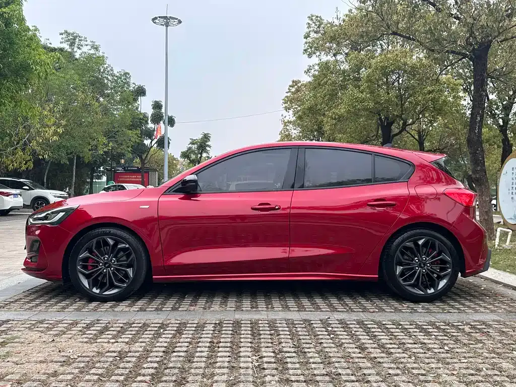 Ford Focus 2022 из CN, фото 8