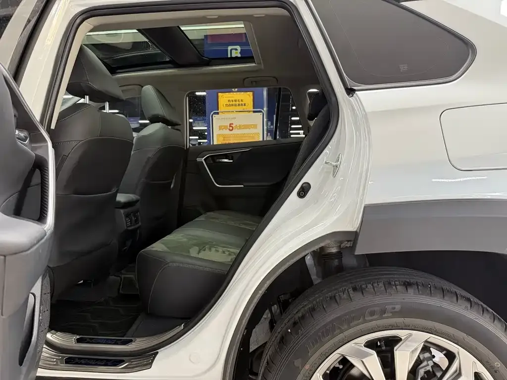 Toyota RAV4 — фото 6