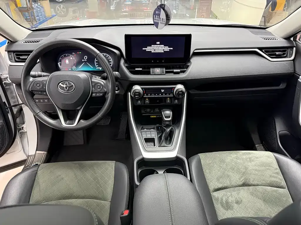 Toyota RAV4 — фото 8