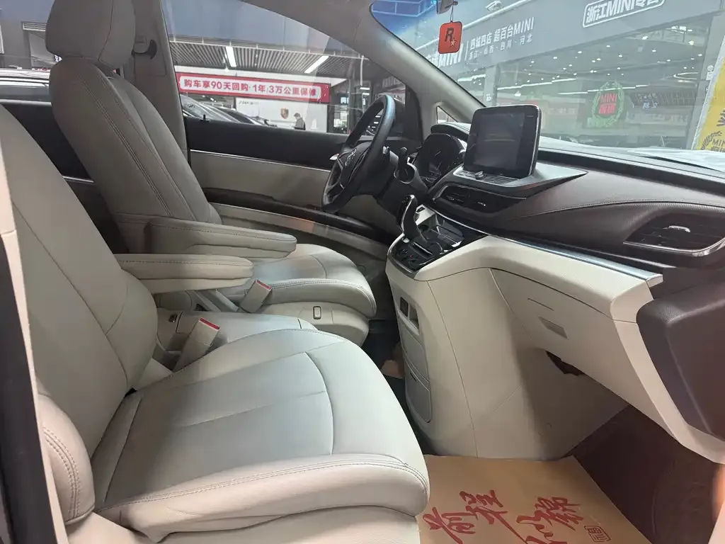 Buick GL8 2023 из CN, фото 2