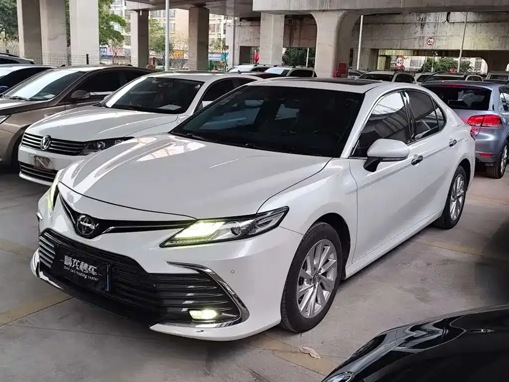 Toyota Camry — фото 1
