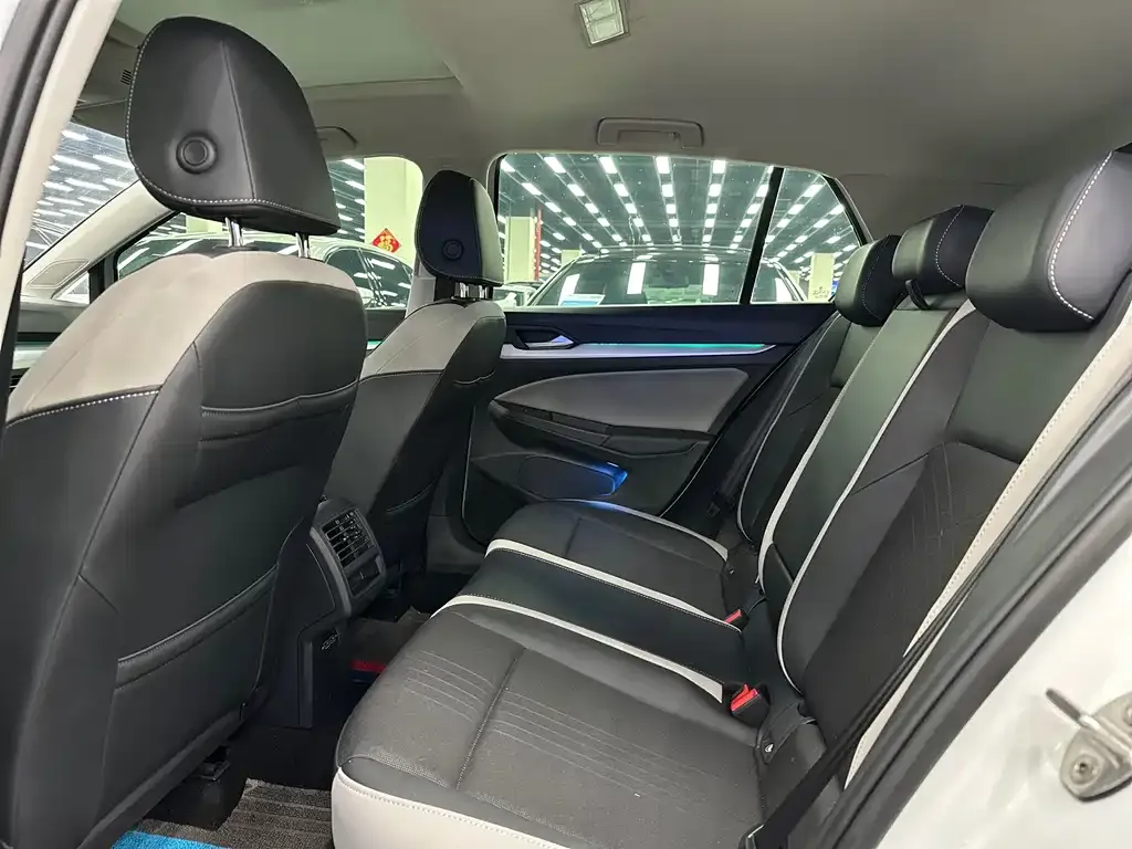 Volkswagen Golf 2022 из CN, фото 2
