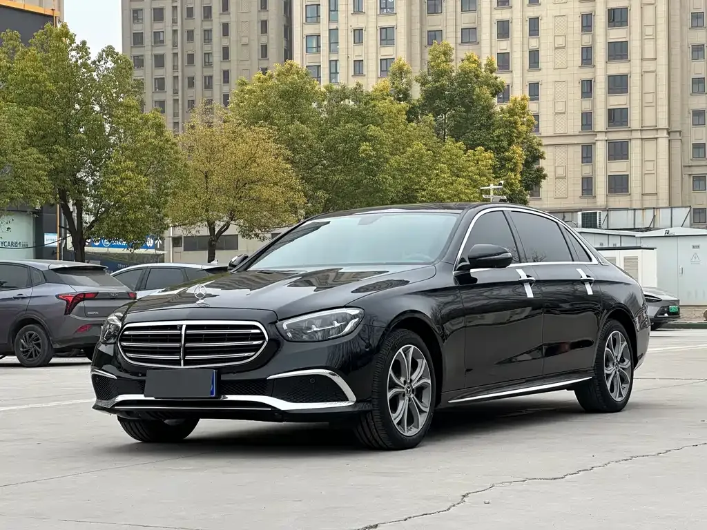 Mercedes-Benz E-Class — фото 1