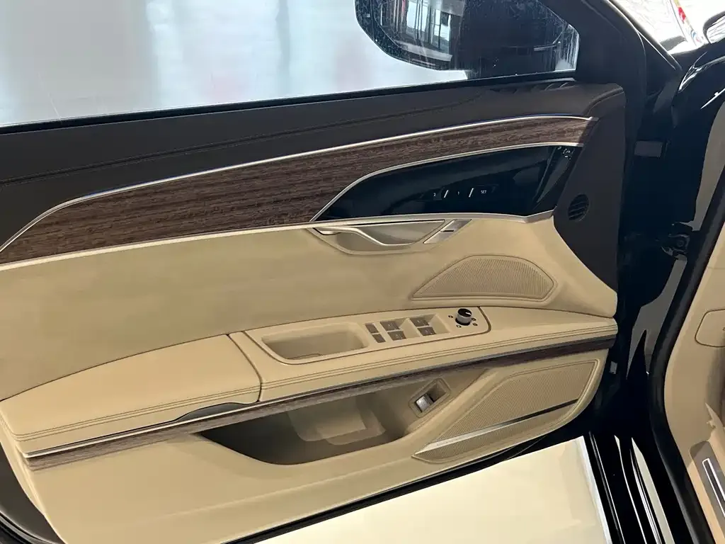Audi A8 — фото 3