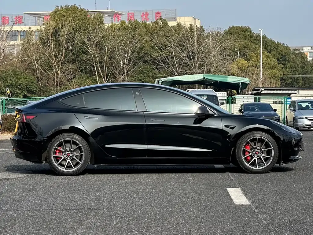Tesla Model 3 — фото 10