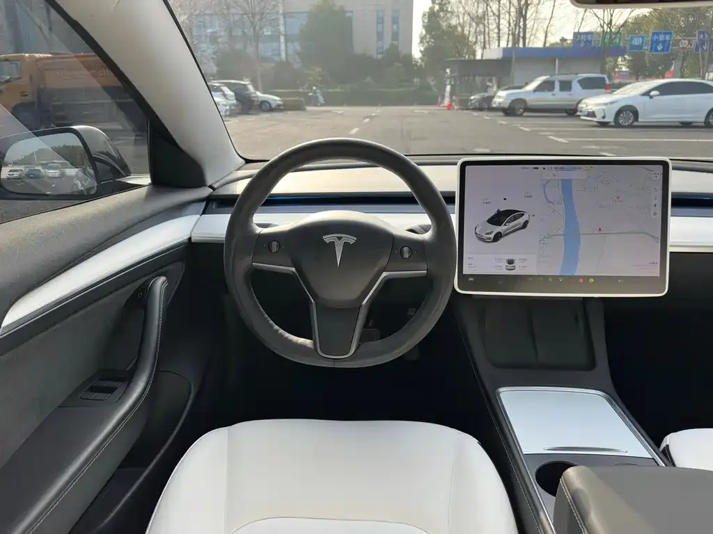 Tesla Model 3 — фото 7