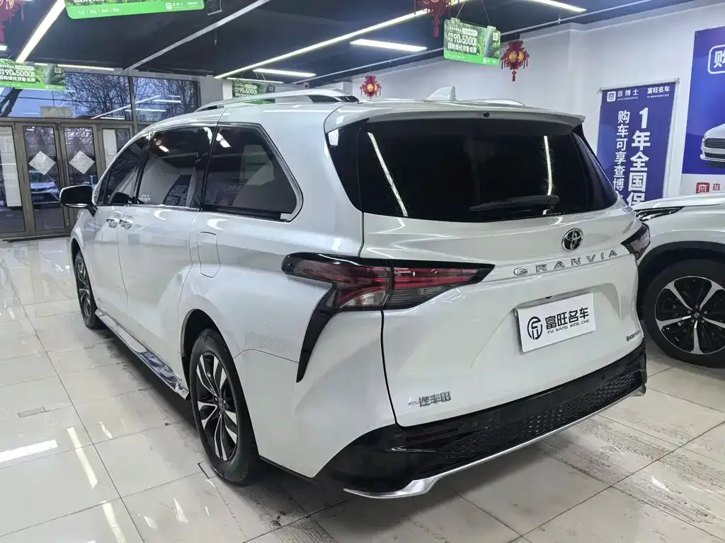 Toyota Granvia — фото 3
