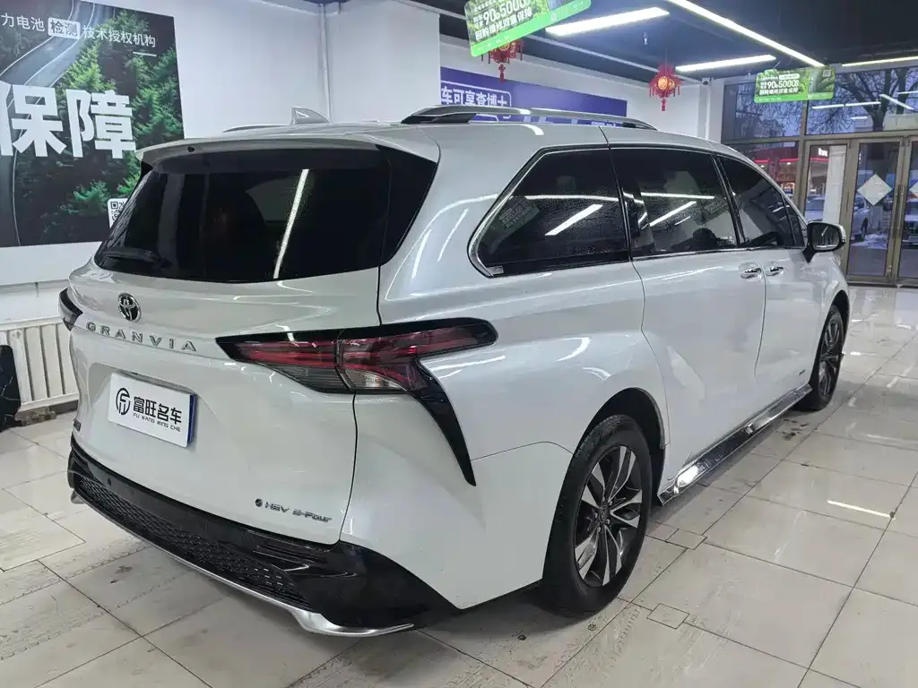 Toyota Granvia — фото 2