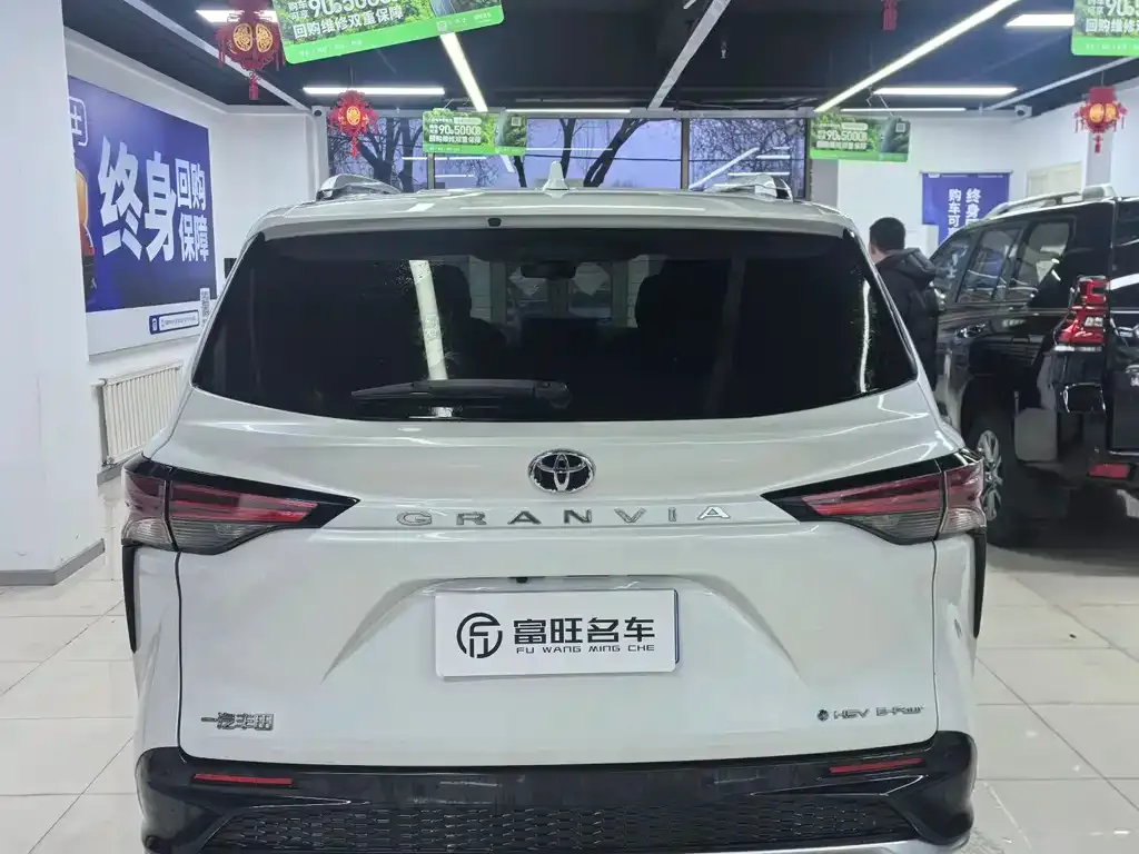 Toyota Granvia — фото 8