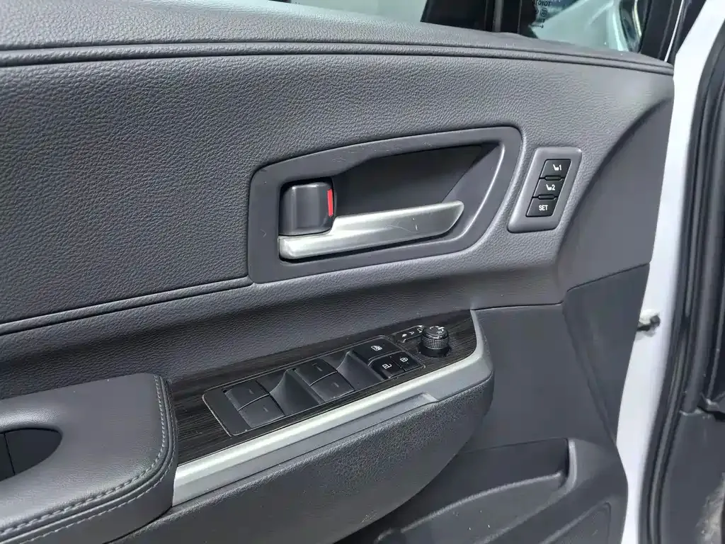 Toyota Granvia — фото 4