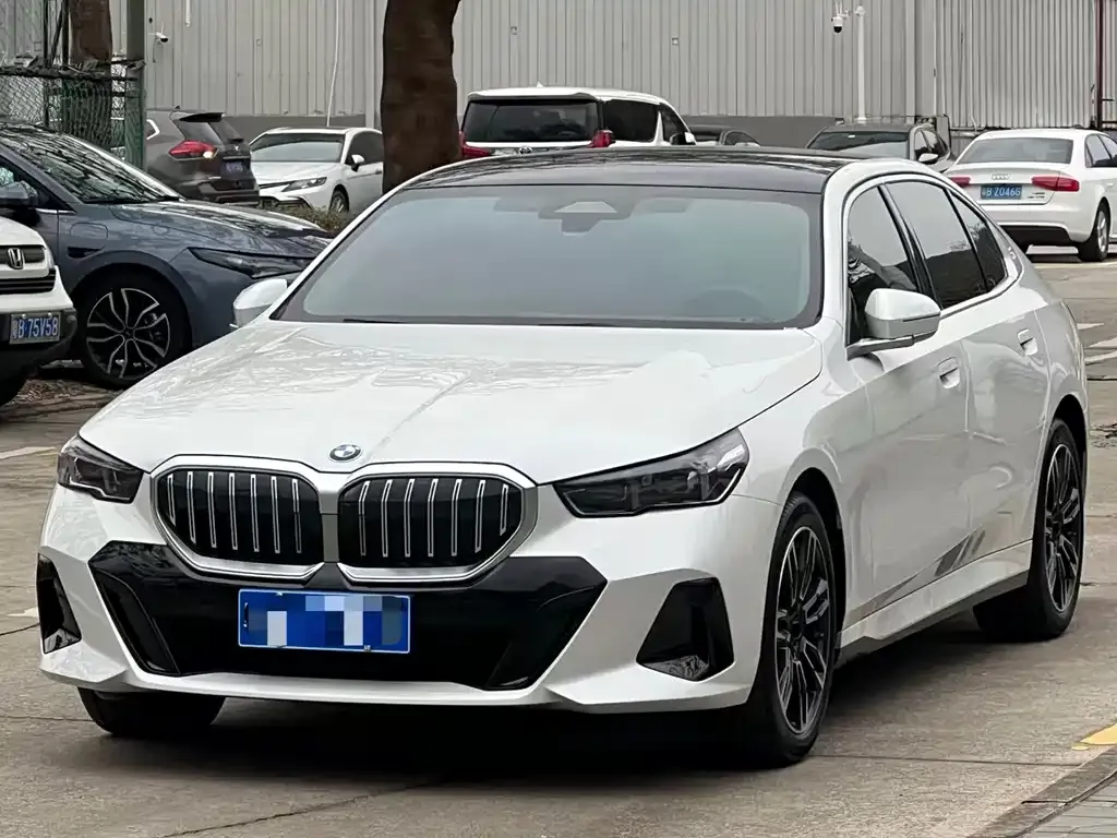 BMW 5 Series 2026 из CN, фото 3