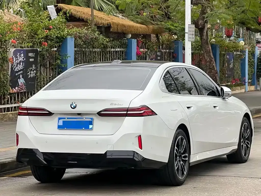 BMW 5 Series 2026 из CN, фото 10