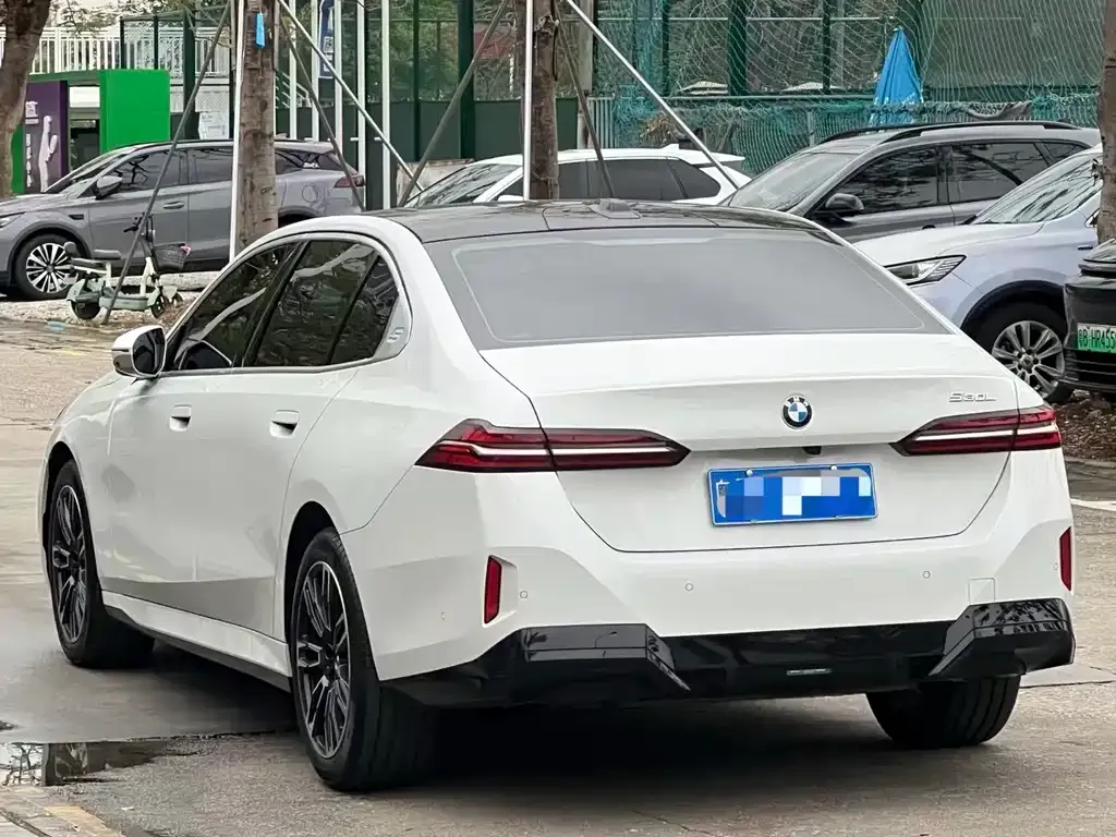 BMW 5 Series 2026 из CN, фото 8
