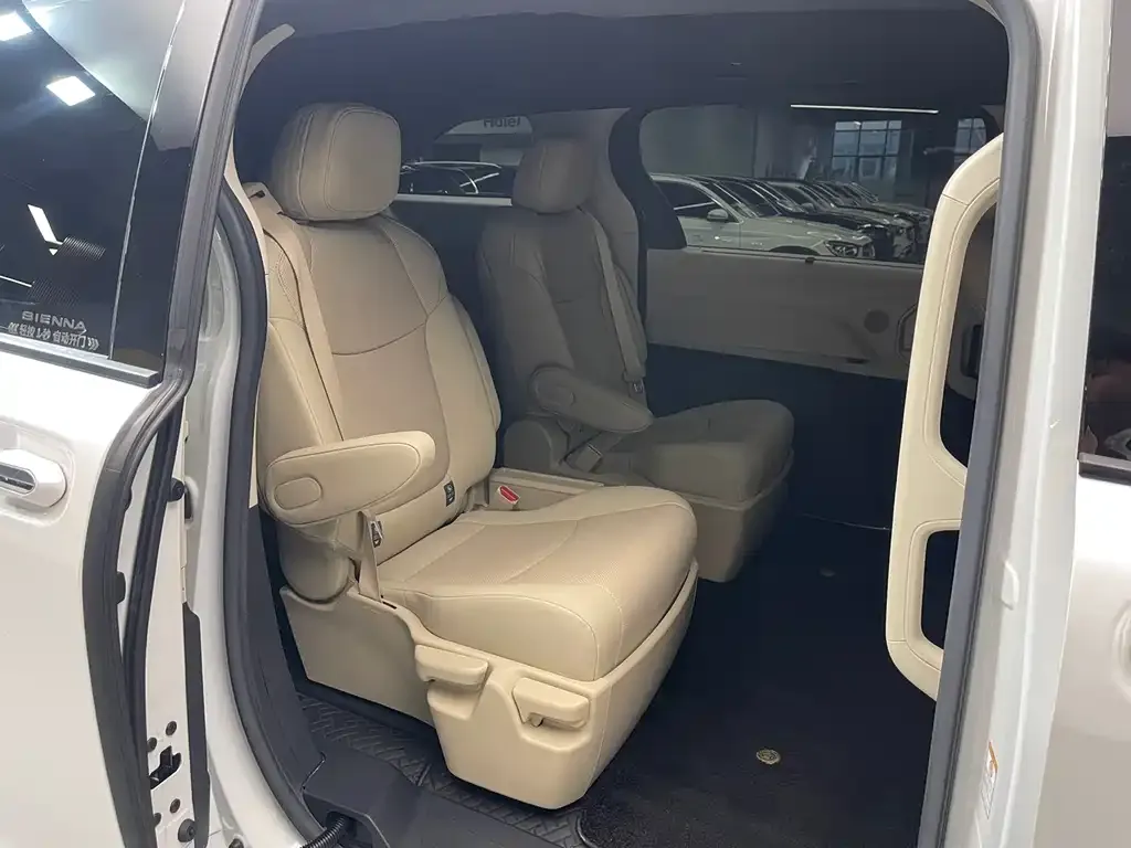 Toyota Sienna 2024 из CN, фото 4
