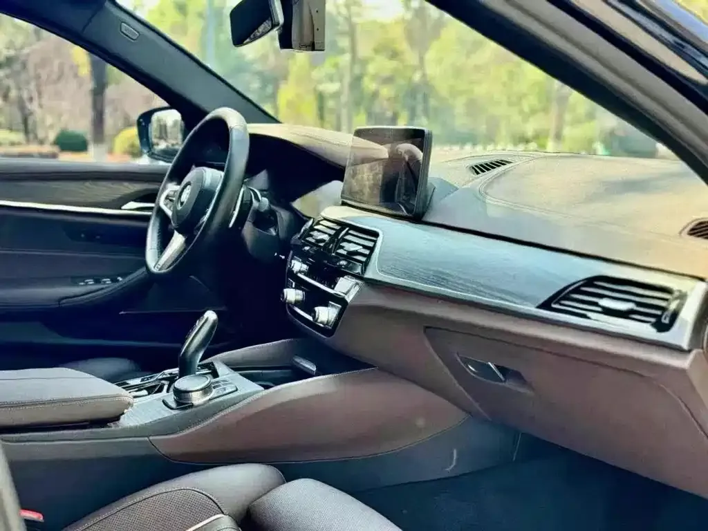 BMW 5 Series 2023 из CN, фото 3