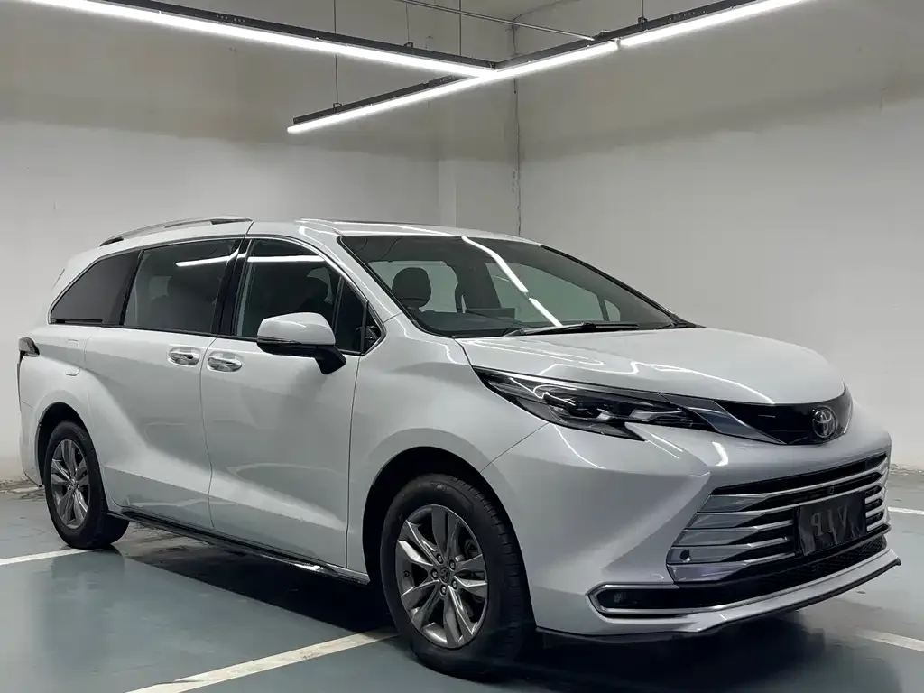 Toyota Sienna — фото 1
