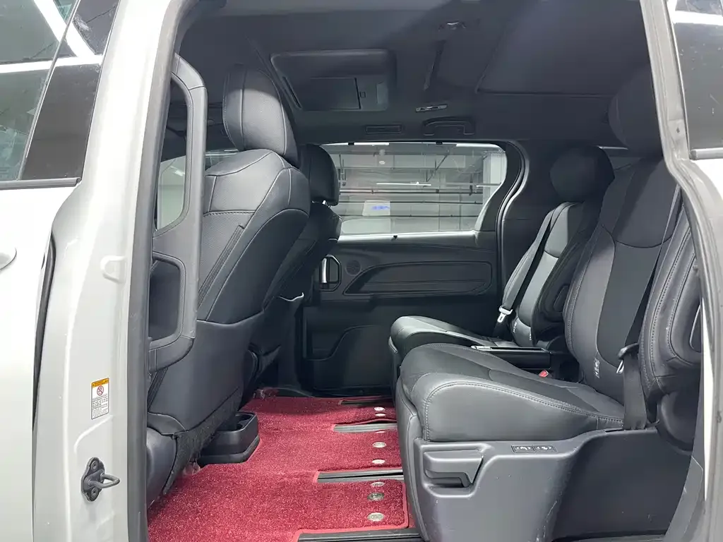 Toyota Sienna — фото 9