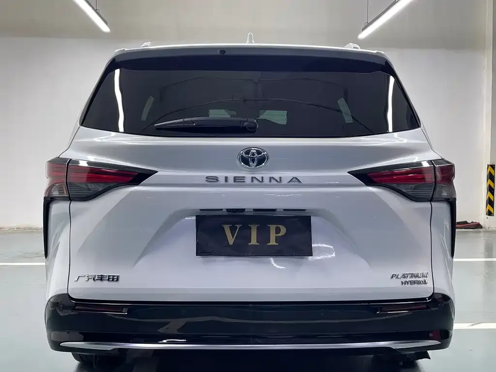 Toyota Sienna — фото 2