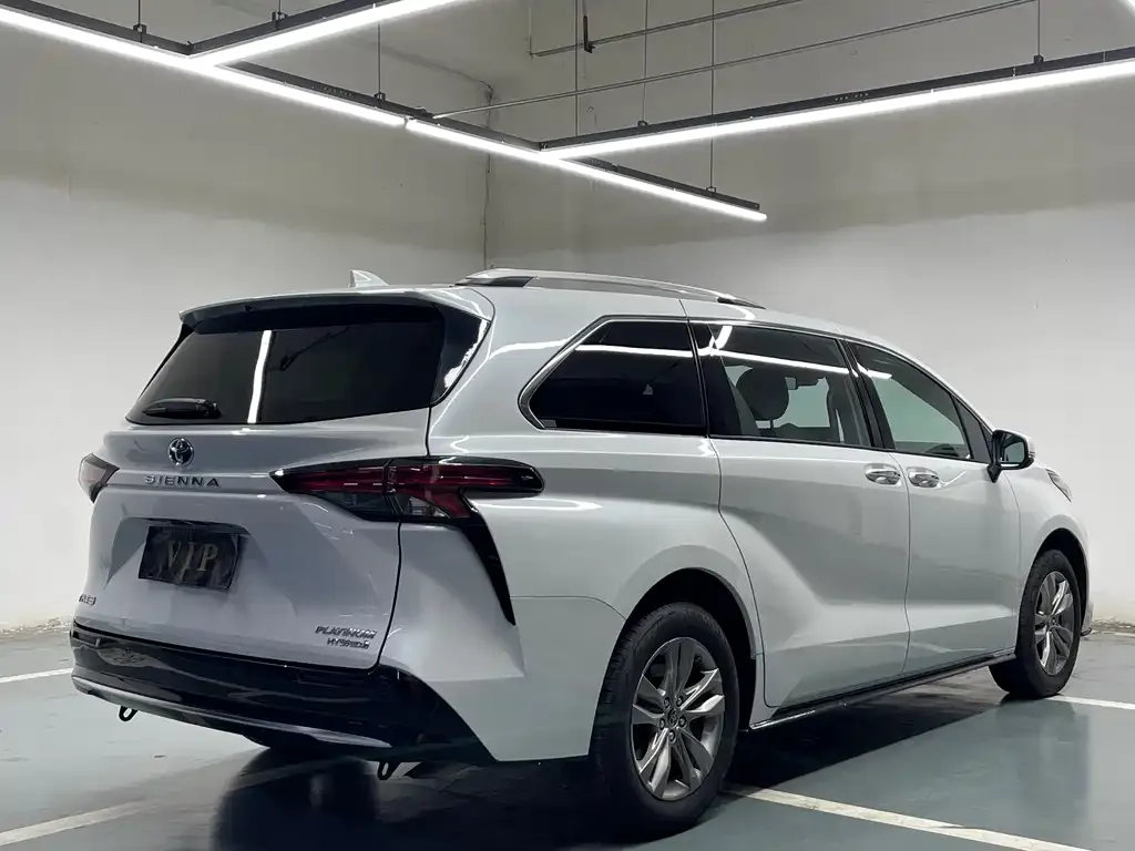 Toyota Sienna — фото 8