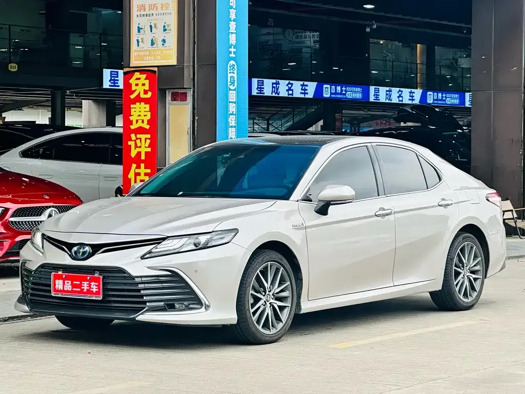 Toyota Camry — фото 1