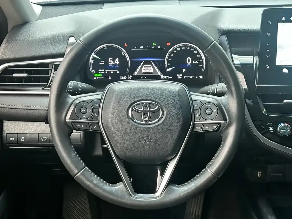 Toyota Camry — фото 2