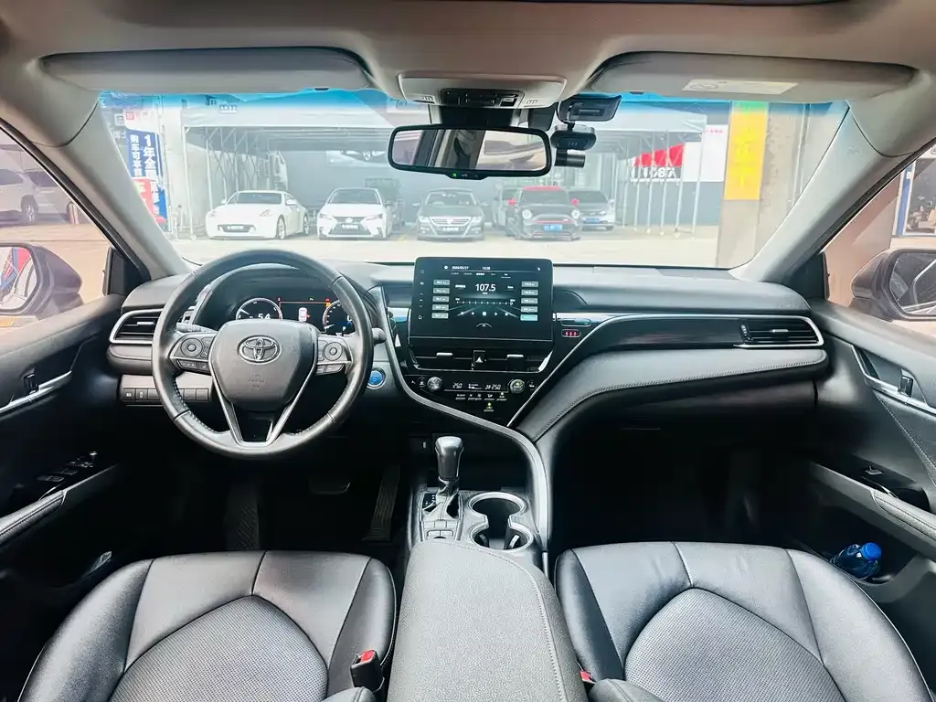 Toyota Camry — фото 5
