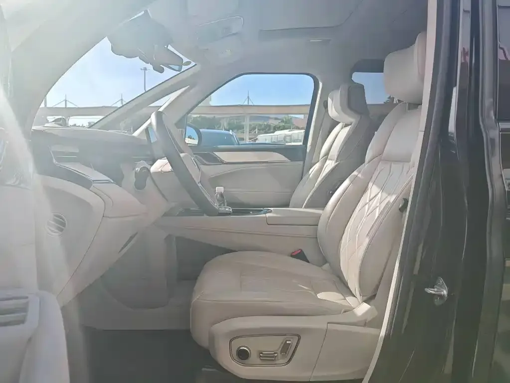 Volvo EM90 2024 из CN, фото 3