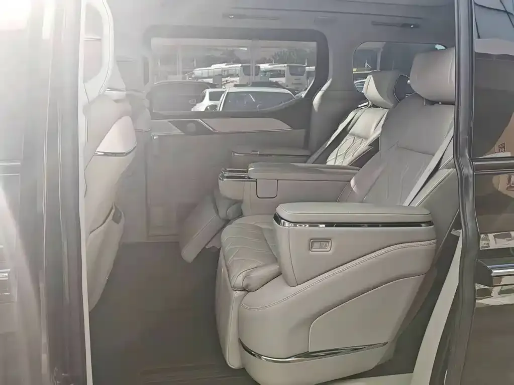 Volvo EM90 2024 из CN, фото 9