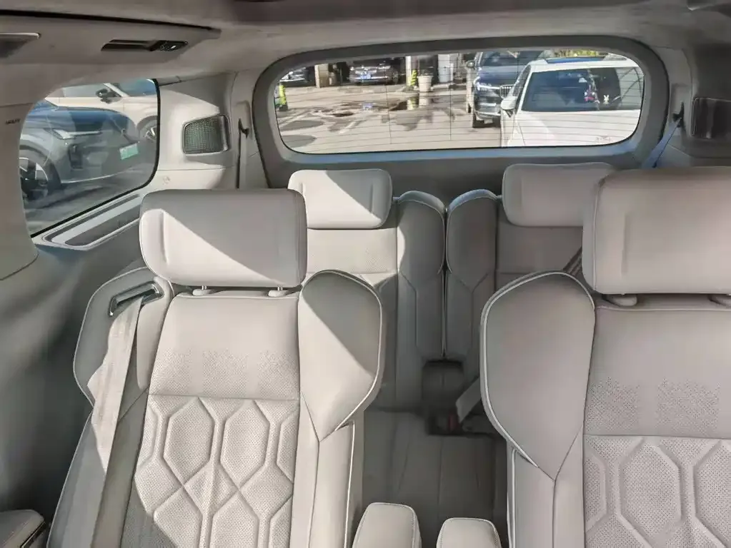 Volvo EM90 2024 из CN, фото 10