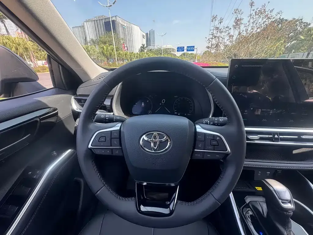 Toyota Highlander — фото 10