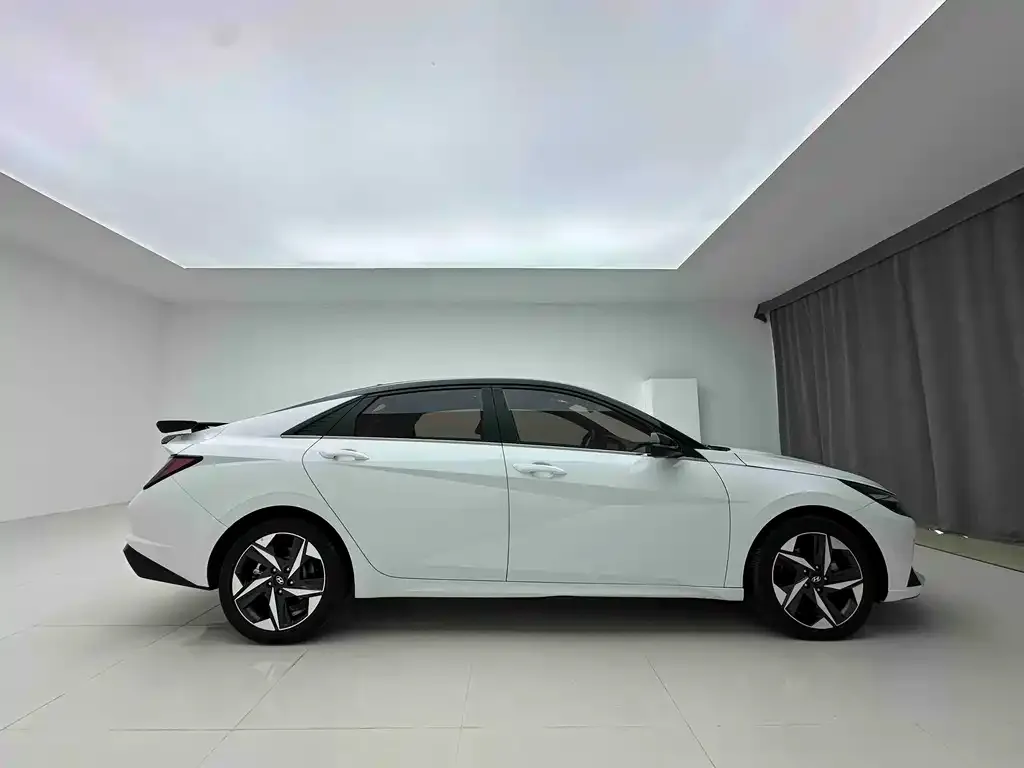 Hyundai Elantra — фото 7
