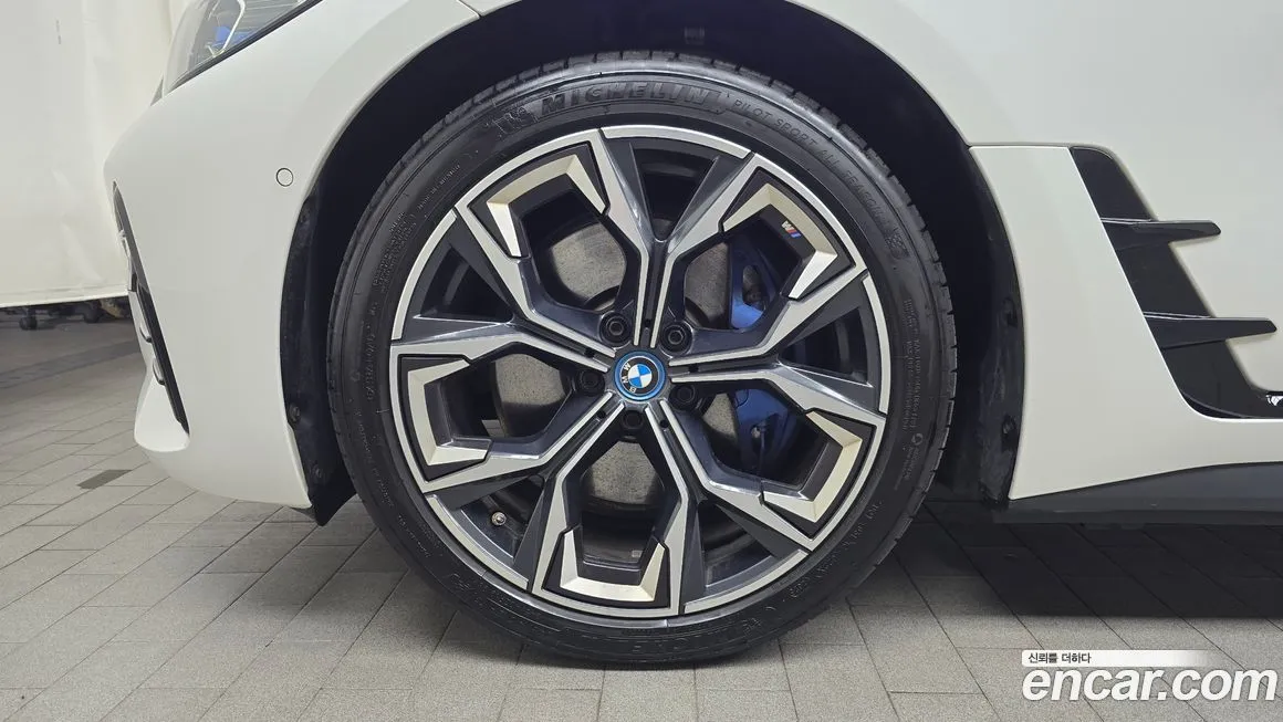 BMW i4 — фото 4