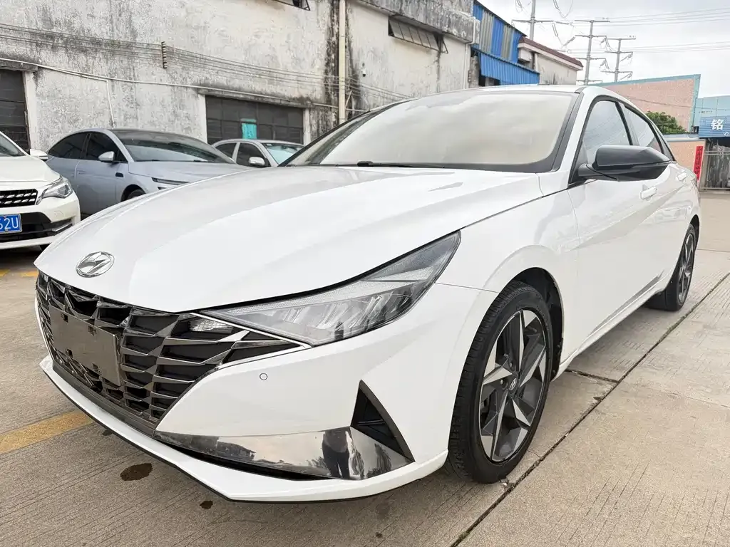 Hyundai Elantra — фото 1