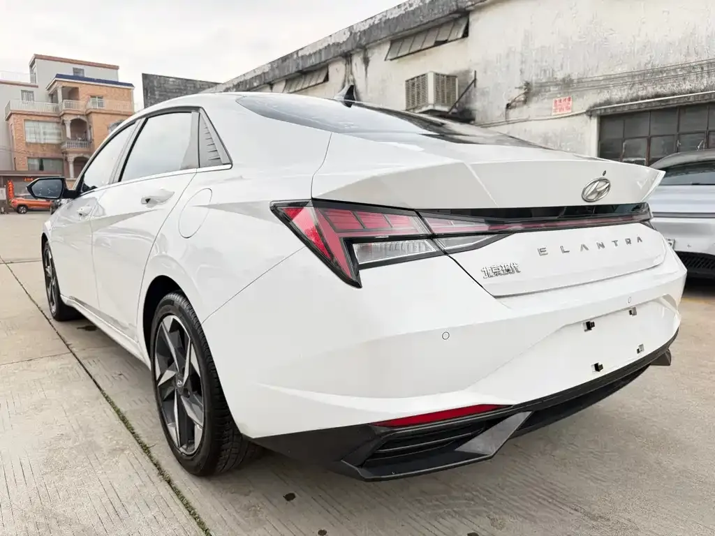 Hyundai Elantra — фото 7