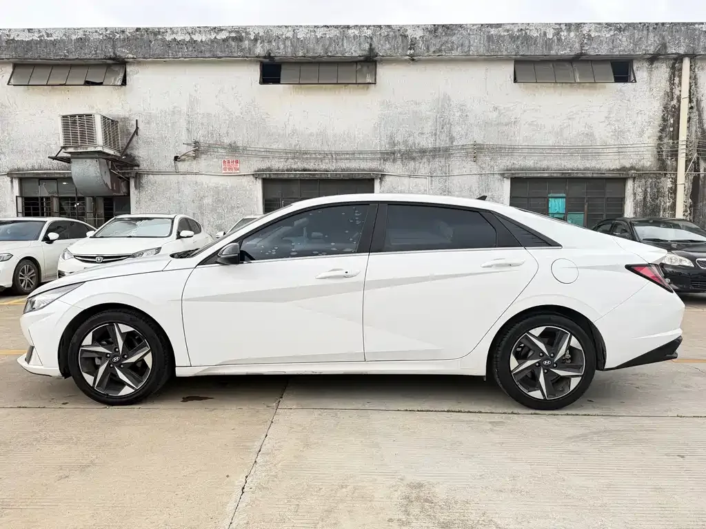 Hyundai Elantra — фото 10