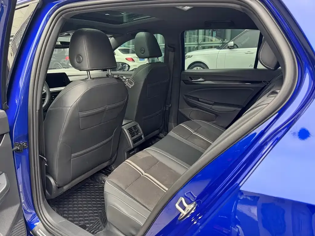 Volkswagen Golf 2023 из CN, фото 2