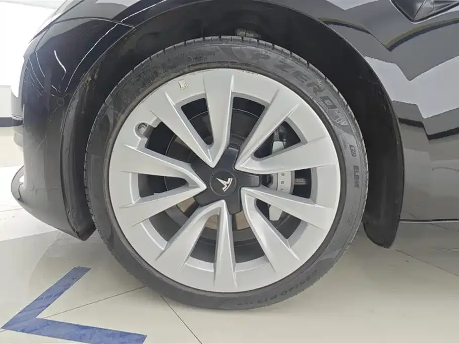 Tesla Model 3 — фото 10