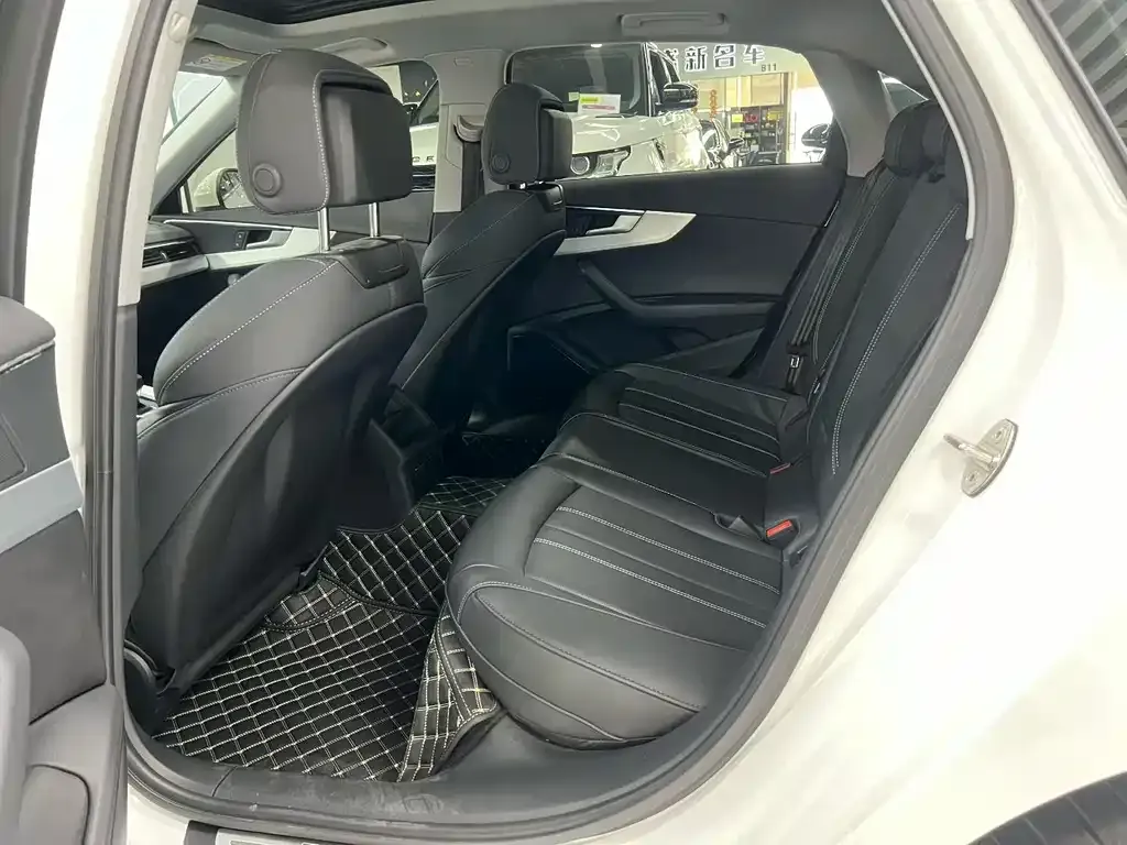 Audi A4L 2023 из CN, фото 2